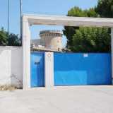 ...si apre il cancello blu che segna l�ingresso della scuola